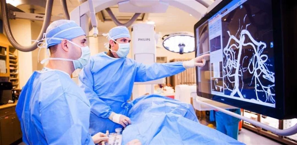 difference between a neurologist and a neurosurgeon